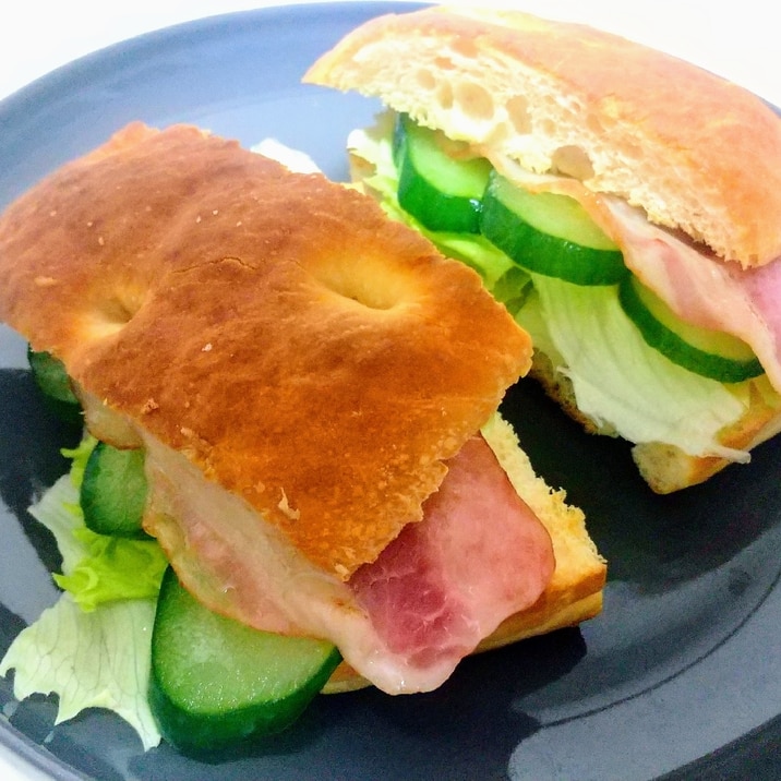 ベーコンきゅうりレタスのフォカッチャサンド